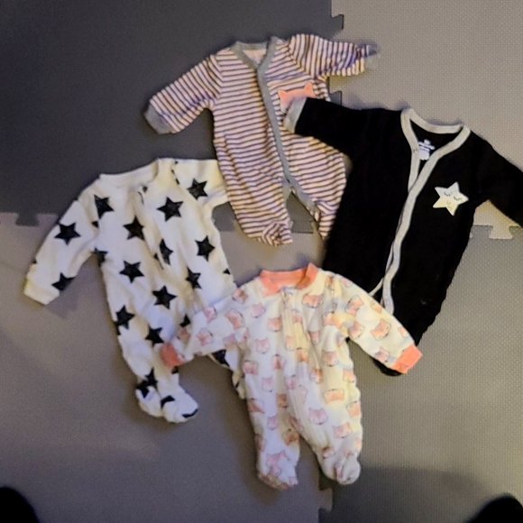 Baby onesies - Picture 1 of 1